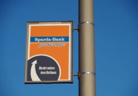 Laternenwerbung 2025 in Deutschland RS Sparda-Bank