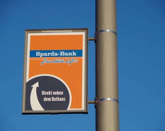 Laternenwerbung 2025 in Deutschland RS Sparda-Bank